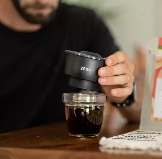 Černý ruční pressovač na kávu Zero. Zdroj obrázku: Trinity Coffee Co. Černý ruční pressovač na kávu Zero Trinity Coffee.